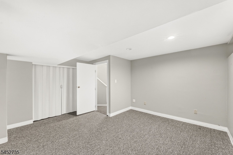 135 Hollow Oak Ct Property Photo 24