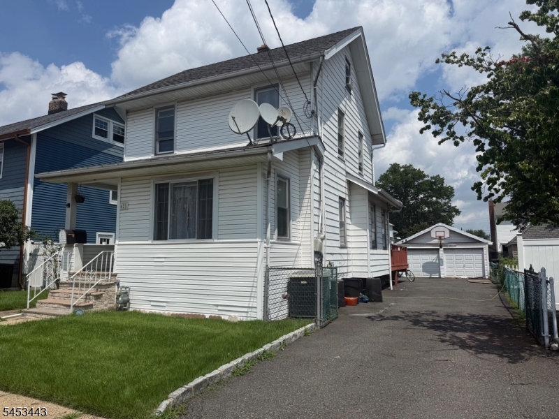 621 Emerson Ave Property Photo 2