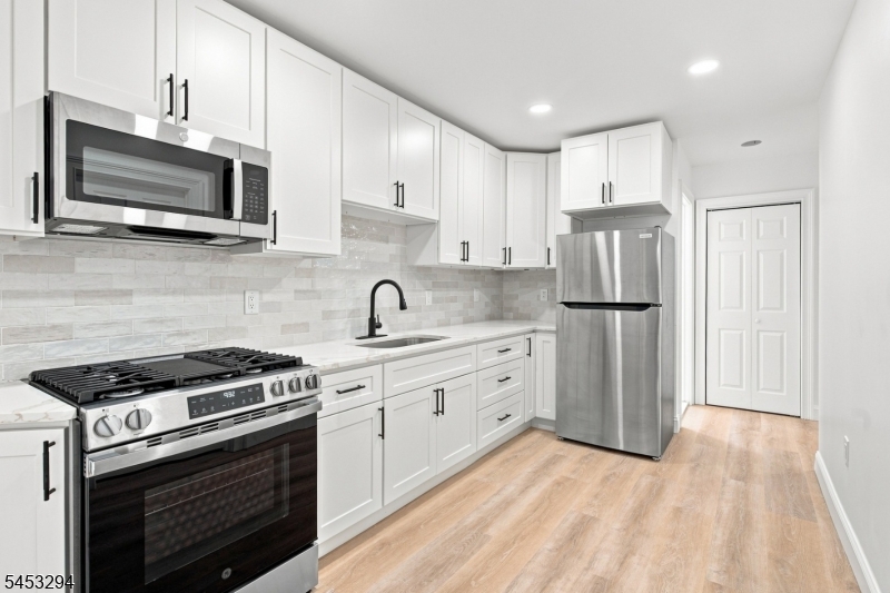 1024 Laura St Property Photo 5