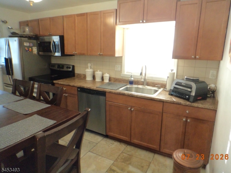 590 River Dr Property Photo 4