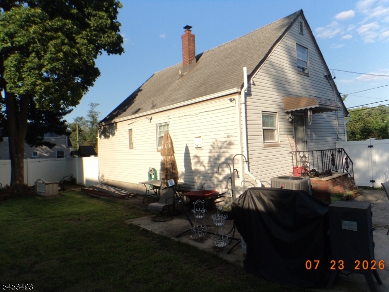 590 River Dr Property Photo 17