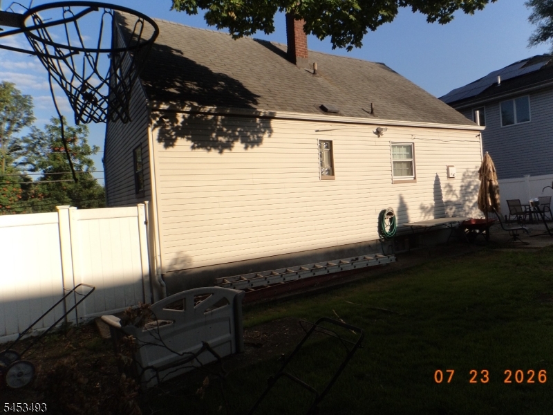 590 River Dr Property Photo 18