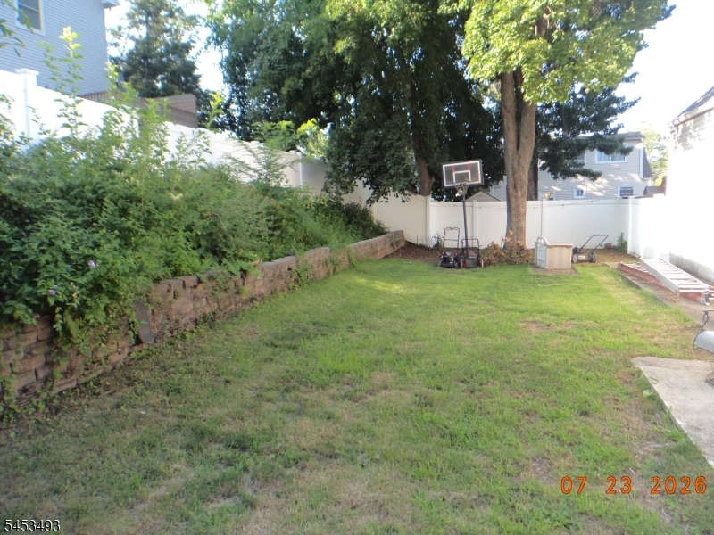 590 River Dr Property Photo 23