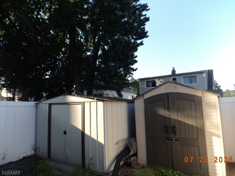 590 River Dr Property Photo 24