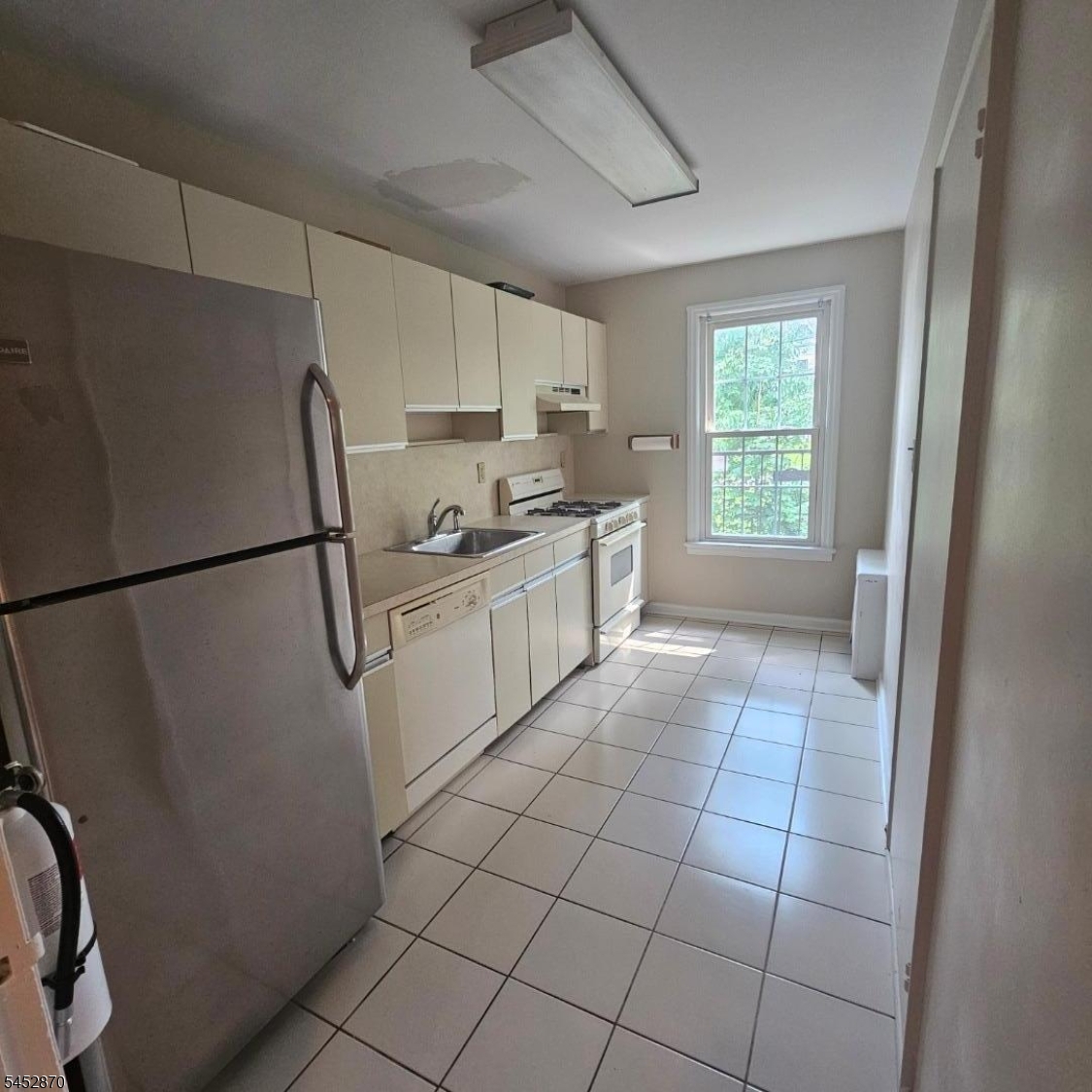390 Morris Ave 20 Property Photo 5