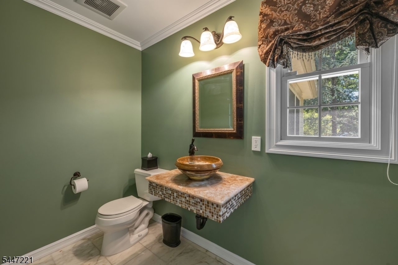 330 Airmount Ave Property Photo 17