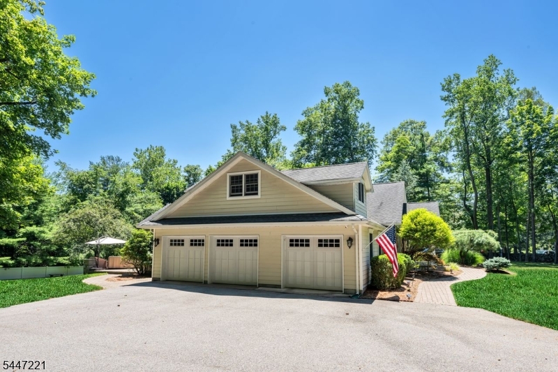 330 Airmount Ave Property Photo 34