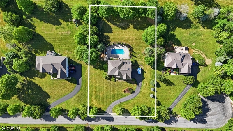 29 Old Schoolhouse Rd Property Photo 2