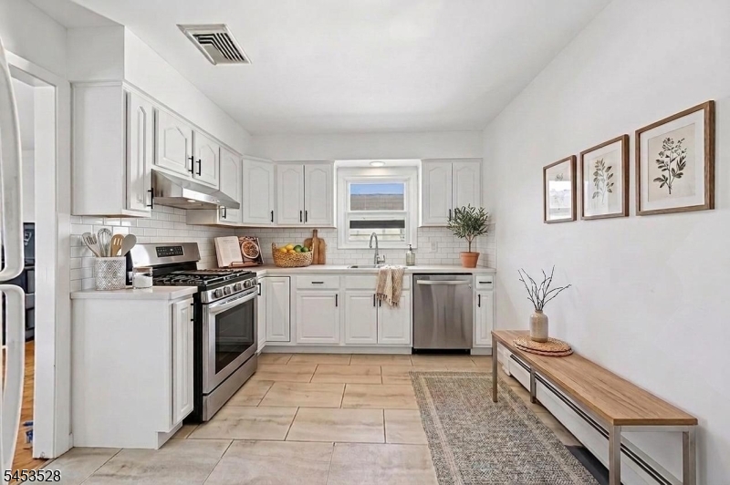 166 1st St Property Photo 7