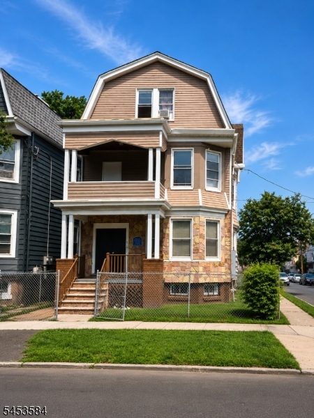 93 Hopkins Pl Property Photo 2