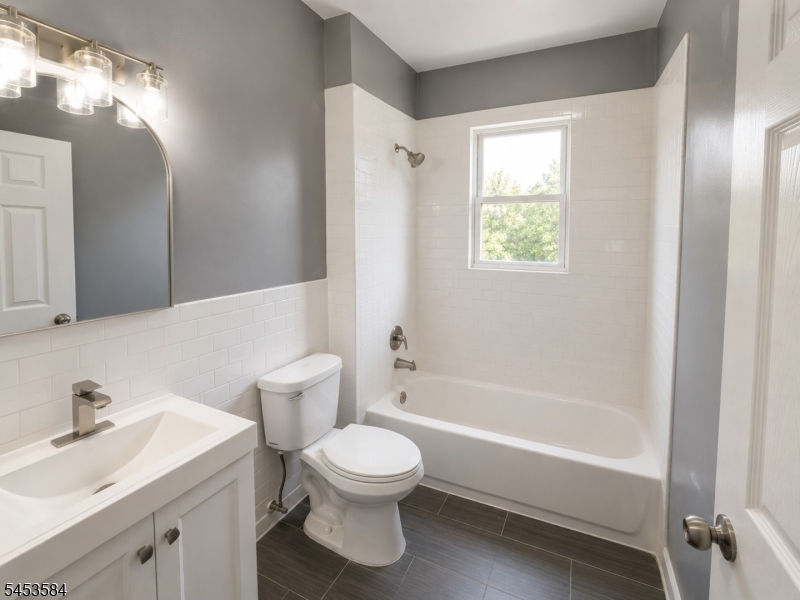 93 Hopkins Pl Property Photo 4