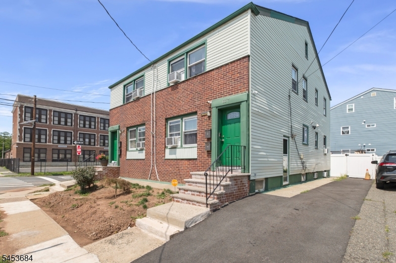 637 Myrtle St 4 Property Photo 3