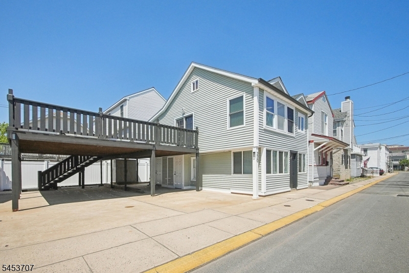 220 Bay Ter Property Photo 1