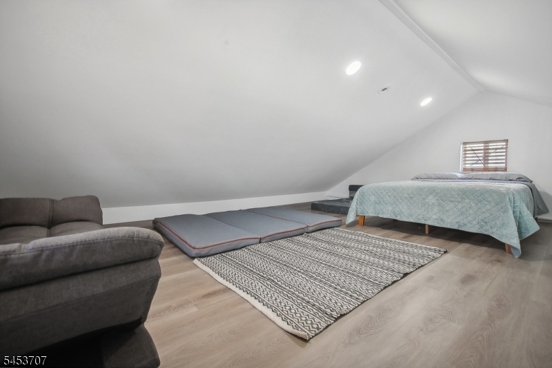 220 Bay Ter Property Photo 8