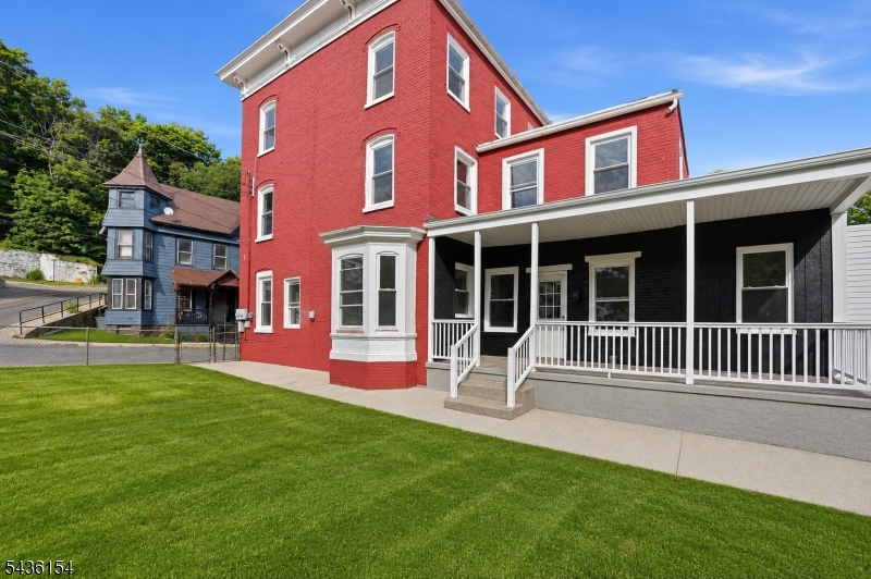 60 Brainard St Property Photo 2