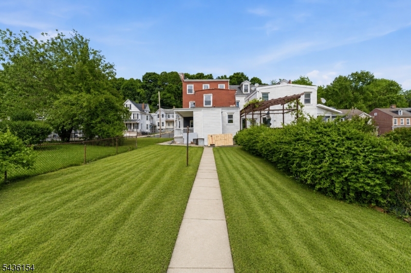 60 Brainard St Property Photo 4