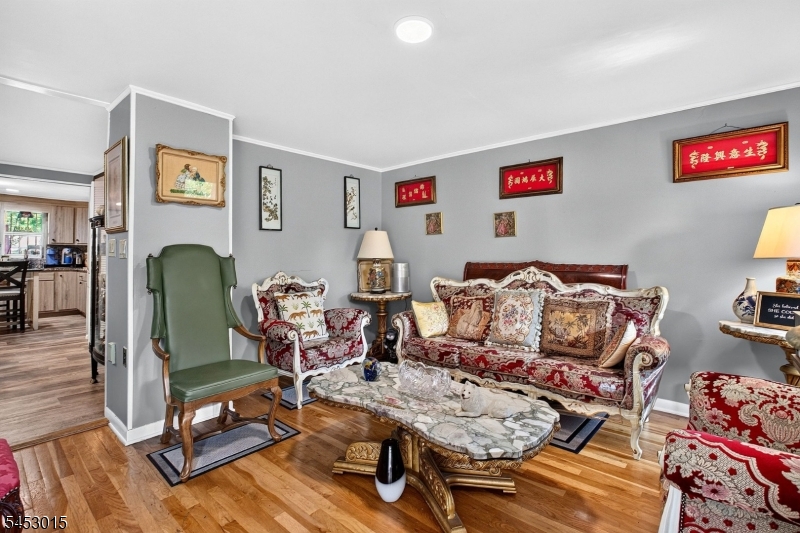 504 W Broad St Property Photo 4