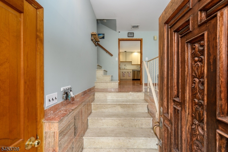 120 Allen St Property Photo 3