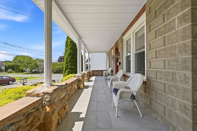 565 Grace Ave Property Photo 4