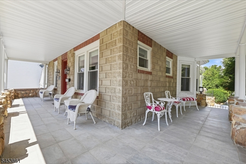 565 Grace Ave Property Photo 5