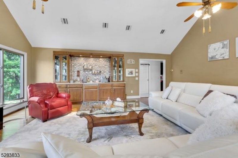 60 Ivy Pl Property Photo 22