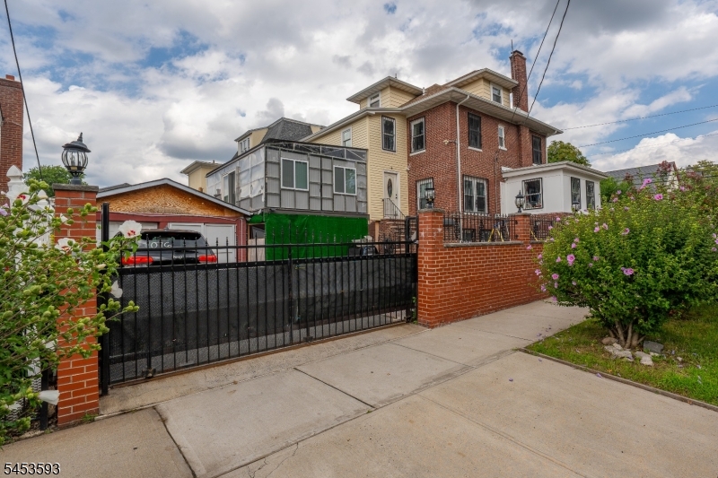 300 Ridge St Property Photo 3