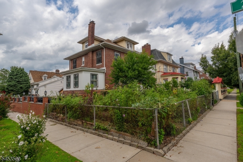 300 Ridge St Property Photo 4