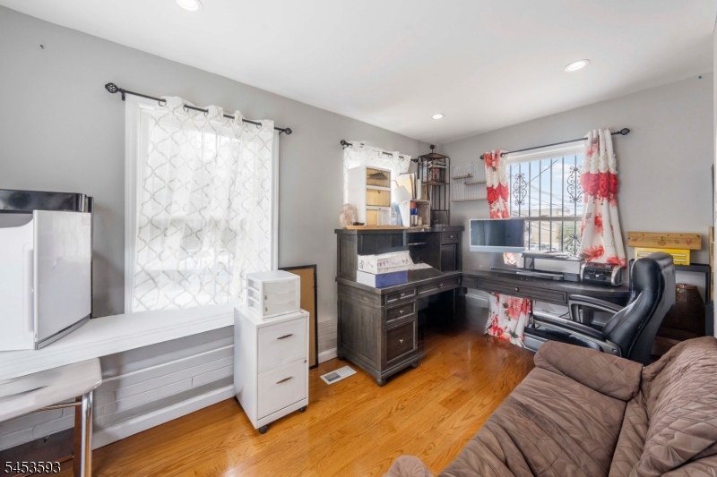 300 Ridge St Property Photo 14