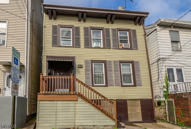 160 Mill St Property Photo 1