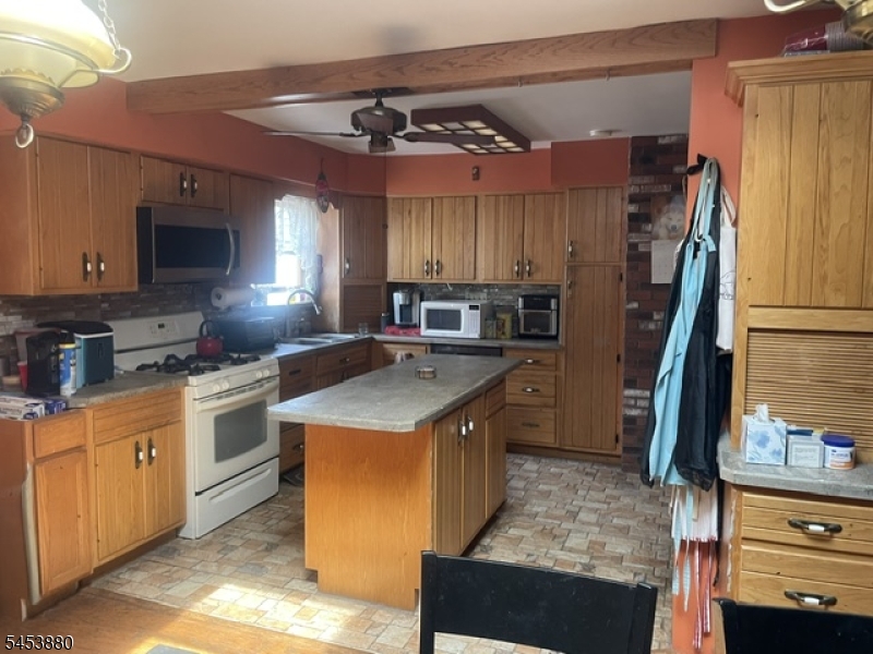 84 E Laurel St Property Photo 3