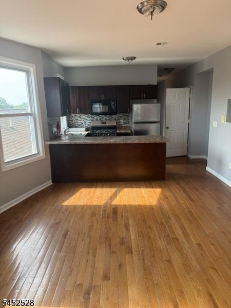 142 Abinger Pl Property Photo 2