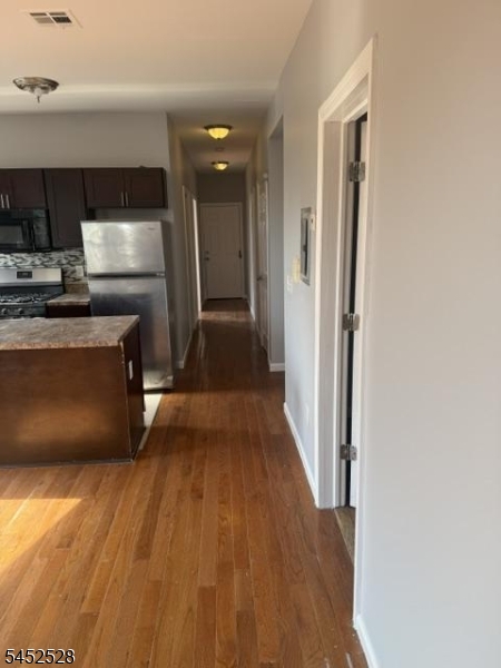 142 Abinger Pl Property Photo 3
