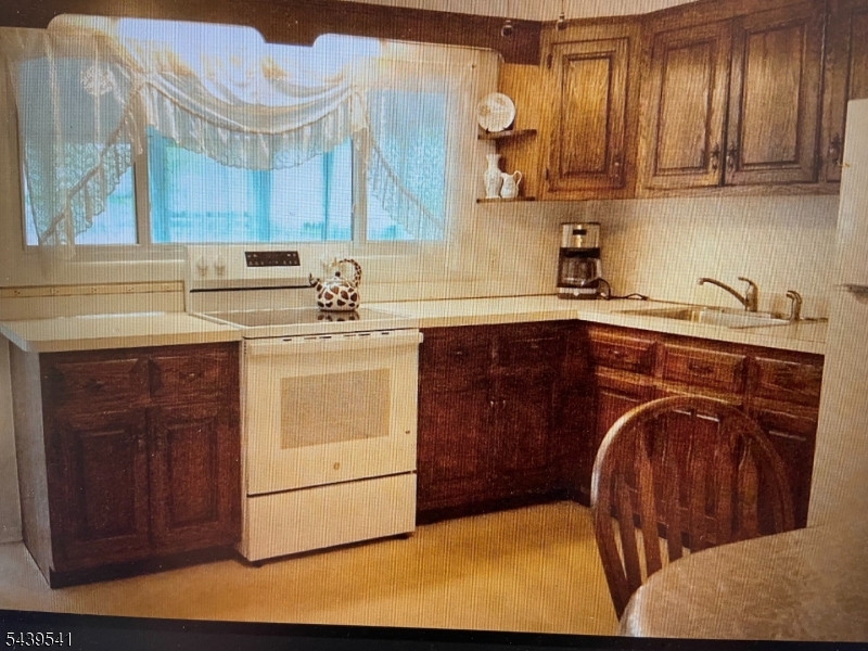 260 Nagle St Property Photo 6