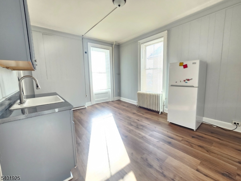 70 Jackson Ave B Property Photo 3