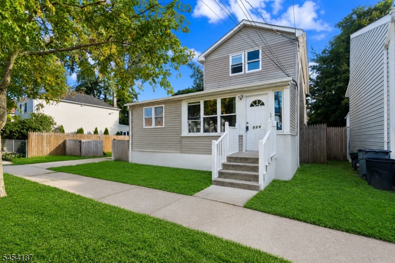 229 Parkinson Ave Property Photo 3