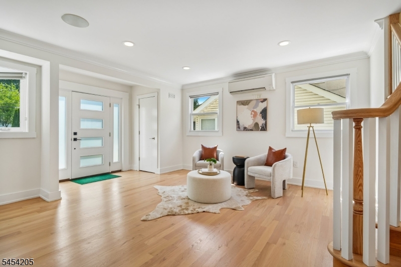 877 Park Ave Property Photo 4