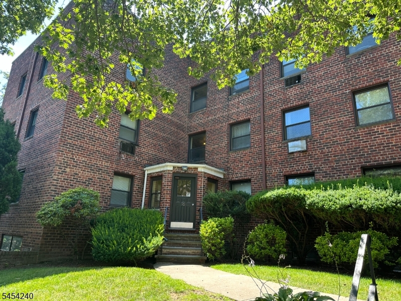 16 Roosevelt Pl B3 Property Photo 1