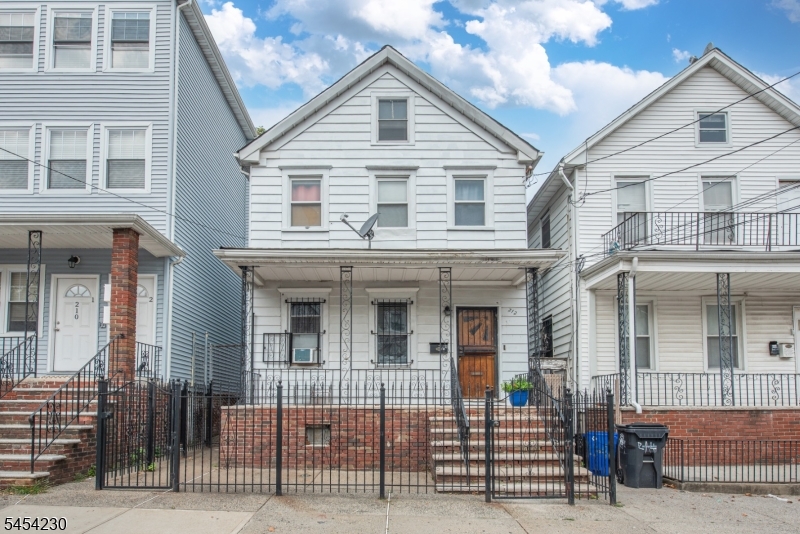212 Garside St Property Photo 1