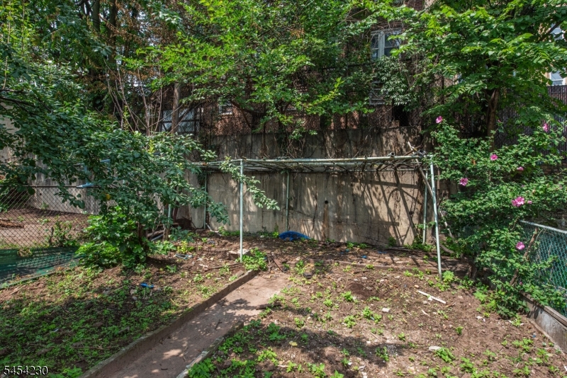 212 Garside St Property Photo 3