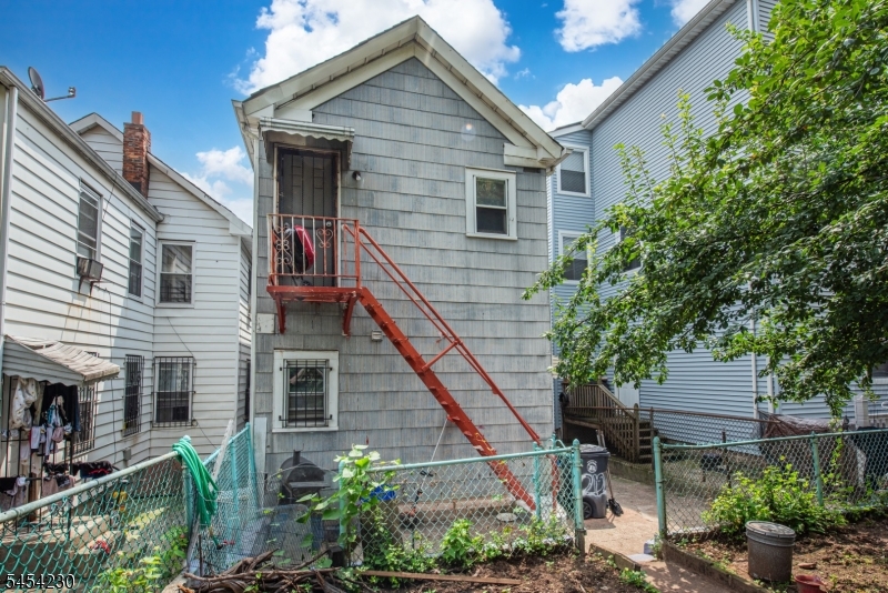 212 Garside St Property Photo 4