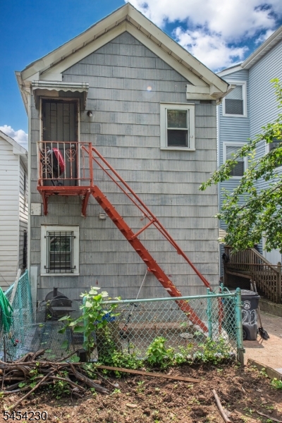 212 Garside St Property Photo 5