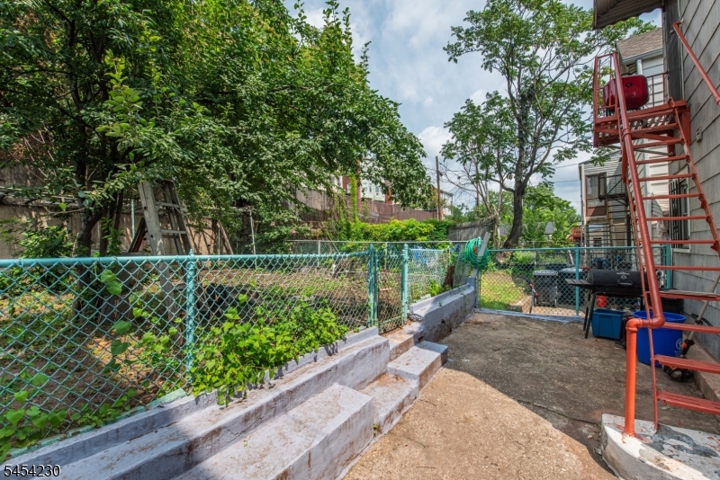 212 Garside St Property Photo 8