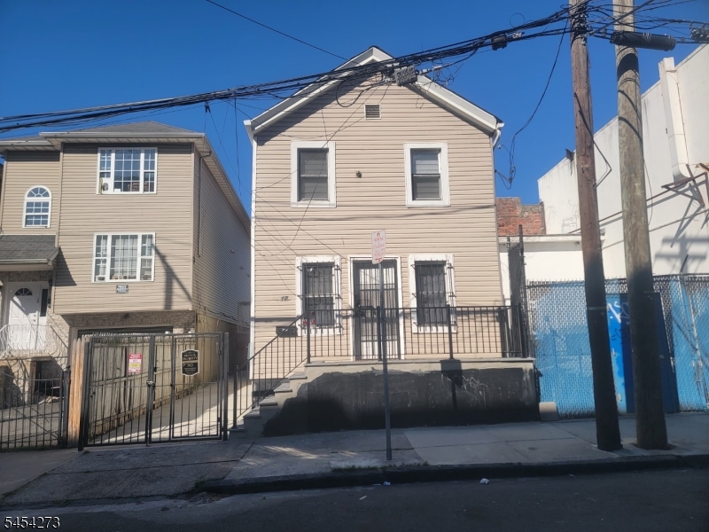 12 Thomas St Property Photo 5