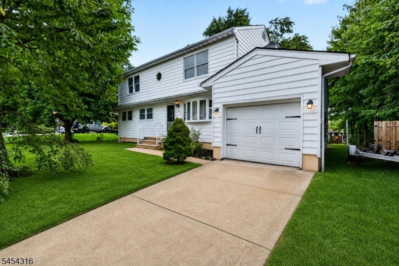 20 Thompson Ave Property Photo 1