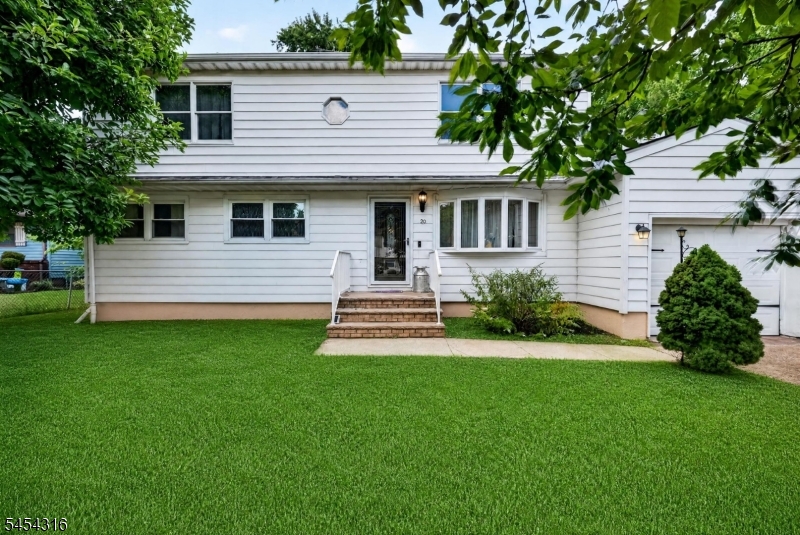20 Thompson Ave Property Photo 2
