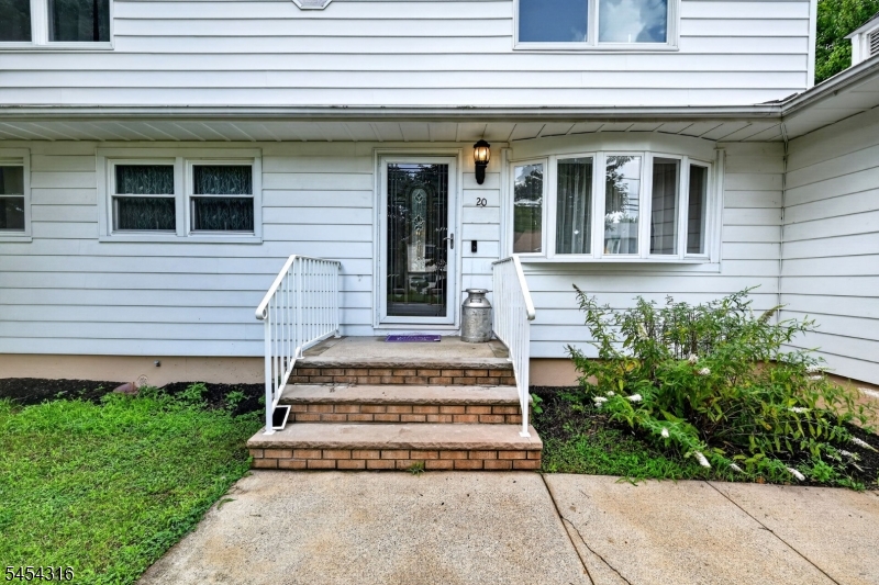 20 Thompson Ave Property Photo 3