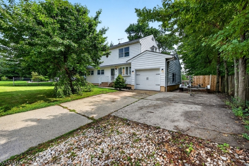 20 Thompson Ave Property Photo 4
