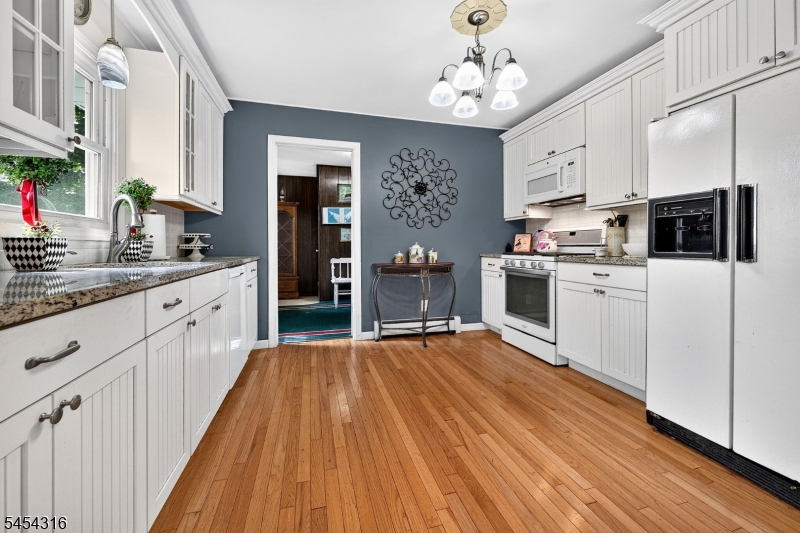 20 Thompson Ave Property Photo 12