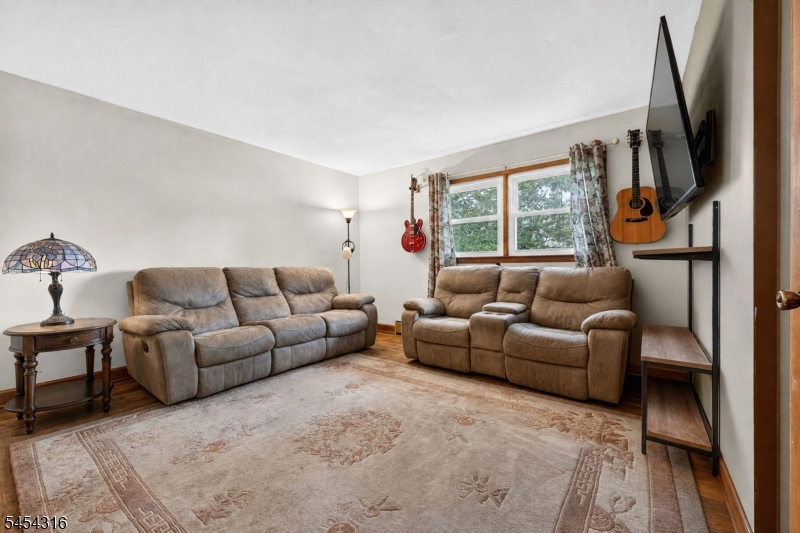 20 Thompson Ave Property Photo 16