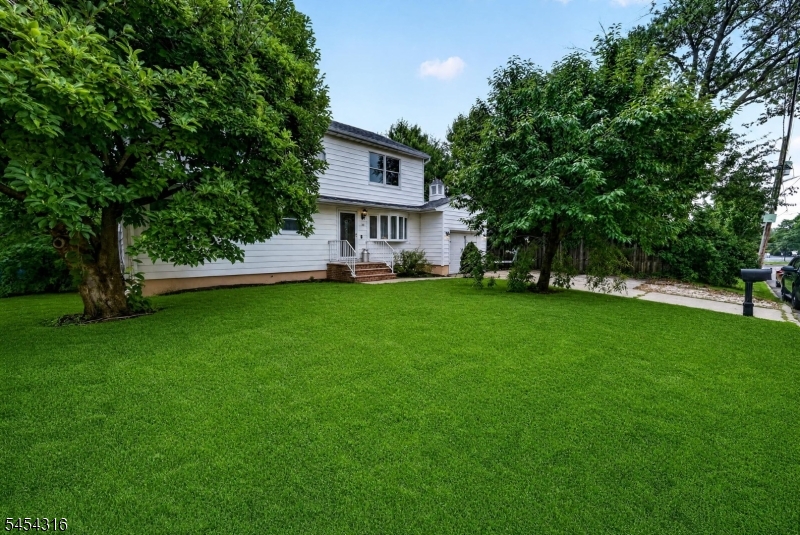 20 Thompson Ave Property Photo 33